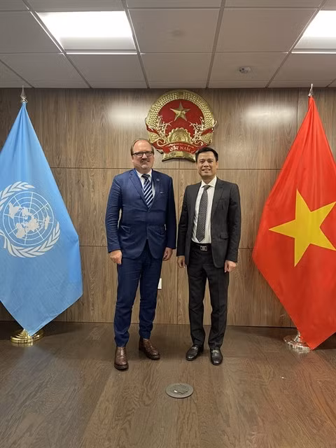 Permanent Representative of Việt Nam to the United Nations (UN) Đặng Hoàng Giang (right) meets Director for OECD Global Relations and Cooperation and the OECD Sherpa to the G7, the G20 and APEC Andreas Schaal on Friday. — VNA/VNS Photo