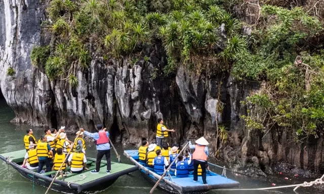Hạ Long quickly welcomes visitors again after recovering from Typhoon Yagi. — VNA/VNS Photo