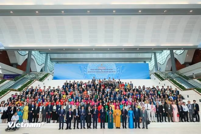 Prime Minister Pham Minh Chinh and delegates at the 4th World Conference of Overseas Vietnamese (OV) and the 2024 forum of OV intellectuals and experts (Photo: VietnamPlus)
