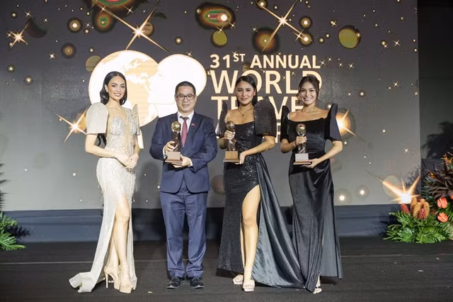 Representatives of the management board of Cúc Phương National Park at the World Travel Awards. VNA/VNS Photo