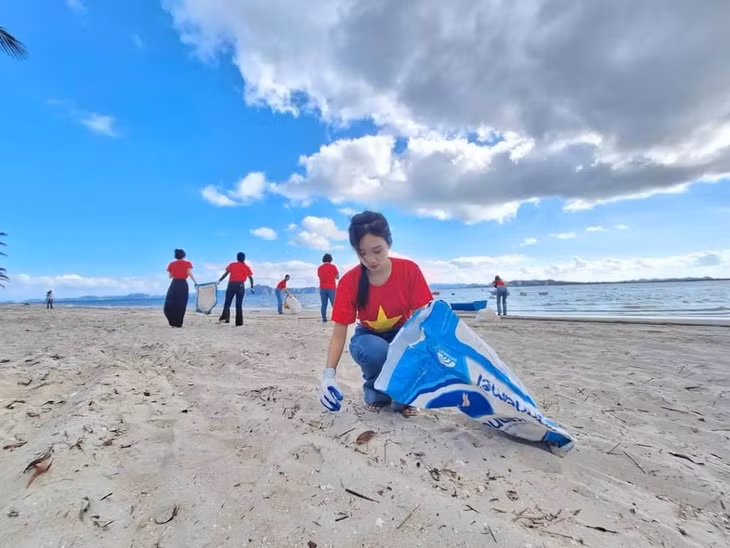 Beach cleanup held in Ha Long city ảnh 4 Beach cleanup held in Ha Long city ảnh 4
