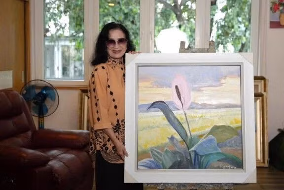 People's Artist Trà Giang and her painting Hồn Quê. Photo danviet.vn
