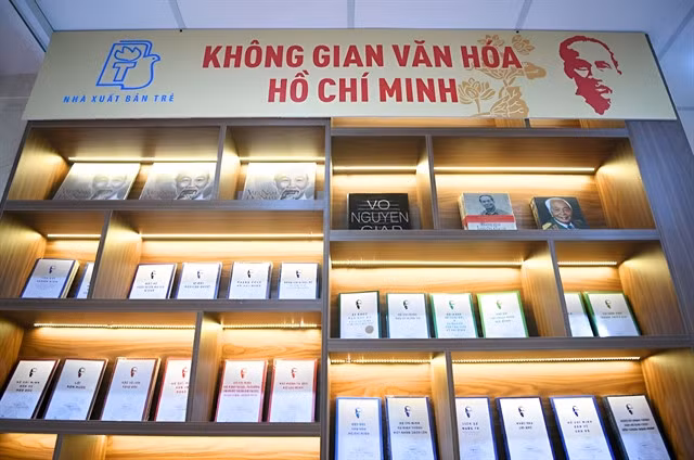 Tủ Sách Di Sản Hồ Chí Minh (A Book Shelf of President Hồ Chí Minh’s Legacy), a collection of 62 books on President Hồ Chí Minh published by the Trẻ (Youth) Publishing House, is being introduced until September 14 at a book exhibition to mark 55 years of implementing the President’s testament in HCM City. — Photo courtesy of the association