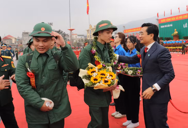 The leaders of Cam Pha city presented flowers and bid farewell to the new recruits as they departed for military service.