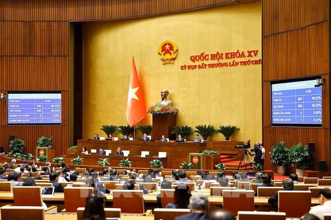 The National Assembly approves a resolution to raise Vietnam’s GDP growth target to at least 8% in 2025 and double-digit rates in the 2026-2030 period at its ninth extraordinary session (Photo: VNA)