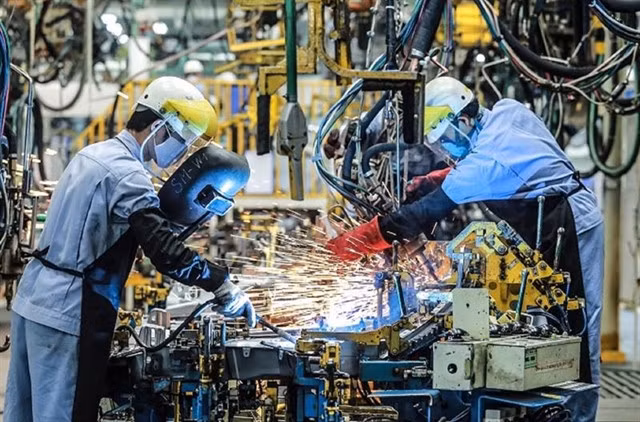 Industries including processing and manufacturing, which have made large contributions to the business performance and State budget of FDI enterprises, have lost their roles as growth drivers. Photo vneconomy.vn