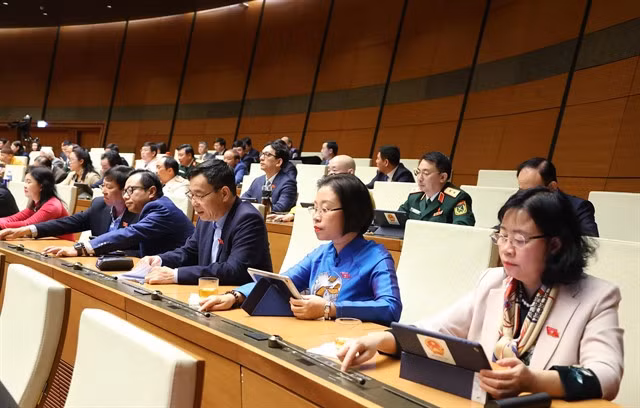 National Assembly deputies vote on the investment policy for the Lào Cai-Hà Nội-Hải Phòng railway project on Wednesday. — VNA/VNS Photo Văn Điệp
