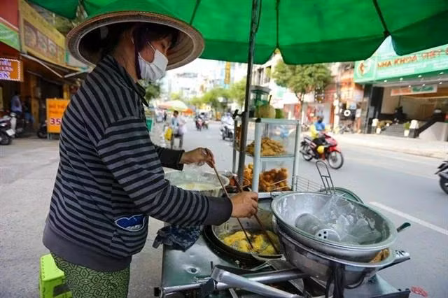 Low-income workers will get support under the National Target Programme on Sustainable Poverty Reduction for 2021-2025. (Photo: bacgiangtv.vn)