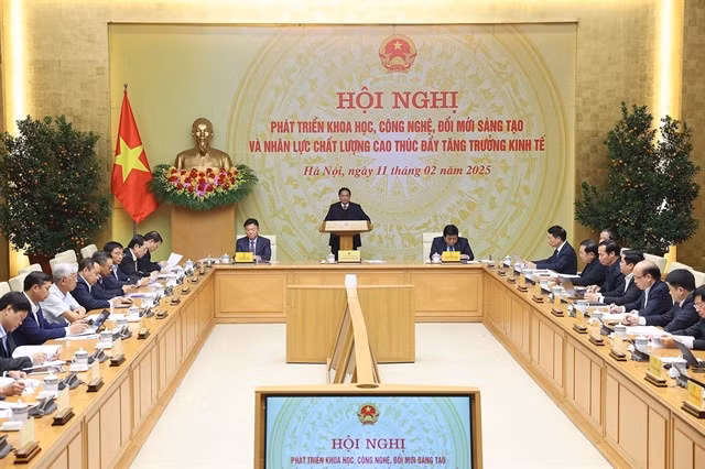 Prime Minister Phạm Minh Chính chairs the conference on Tuesday afternoon. — VNA/VNS Photo Dương Giang