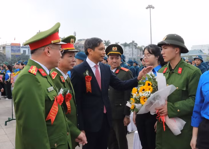 Permanent Vice Chairman of the Provincial People's Committee, Vu Van Dien, encouraged the new recruits in Cam Pha city.