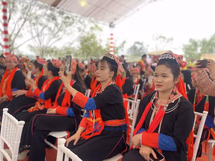 Dao Thanh Y ethnic women gracefully dress in traditional attire to attend the village festival.