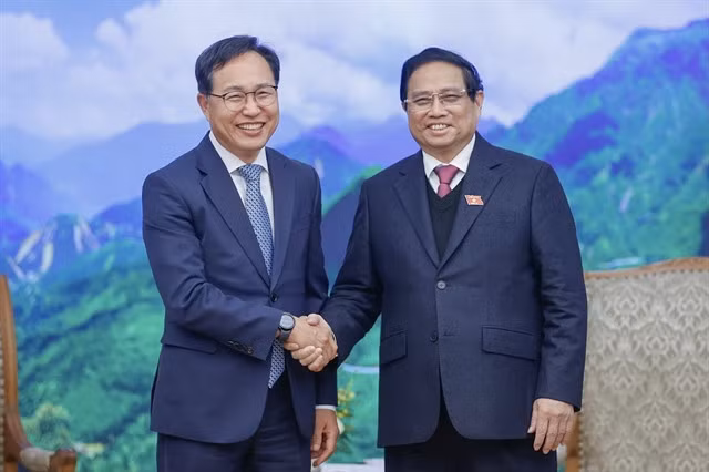 Prime Minister Phạm Minh Chính (right) and General Director of Samsung Vietnam Choi Joo Ho. — VNA/VNS Photo