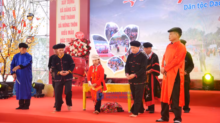 Reenactment of the Cap Sac ceremony of the Dao Thanh Y people on the village festival stage.