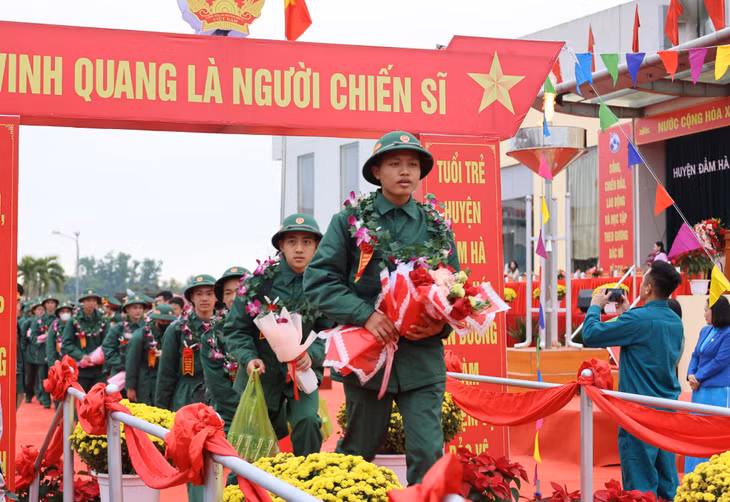 The new recruits of Dam Ha district enthusiastically set off for military service.