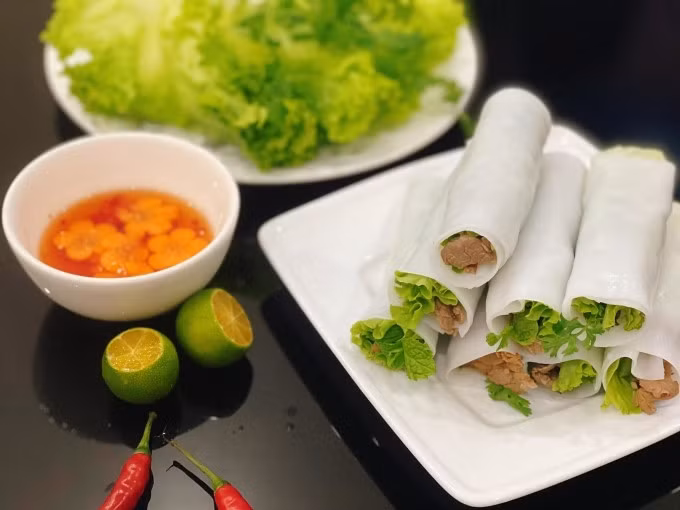 Pho rolls are served with a sweet dipping sauce. Photo by VnExpress
