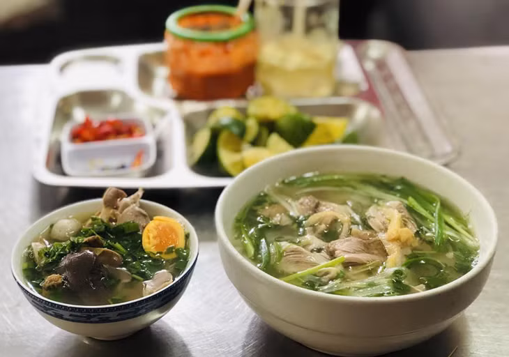 A portion of chicken pho is served in Hanoi, alongside a side of chicken intestines. Photo by VnExpress/Hong Lien