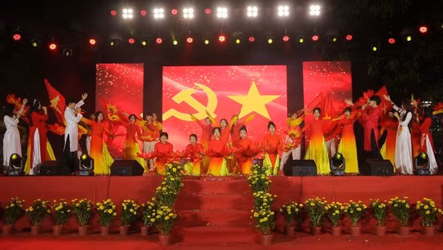 A performance programme is held in Sóc Trăng Province on January 28 to celebrate the Spring Festival and the 95th founding anniversary of the Communist Party of Việt Nam. — VNA/VNS Photo Tuấn Phi