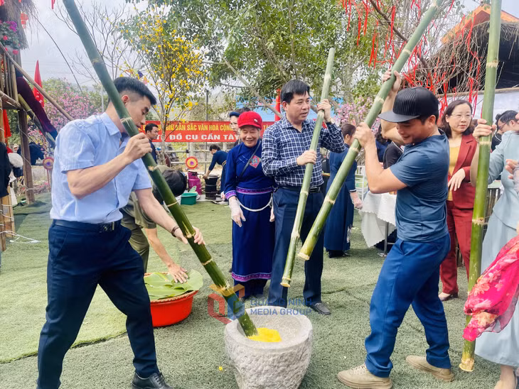 Visitors experience pounding giày cake.