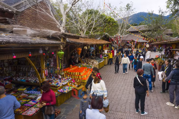 Tourists visit the traditional market at the foot of the mountain.