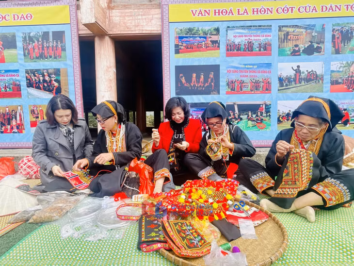 Visitors enjoy the experience of embroidering and sewing traditional Dao ethnic attire.