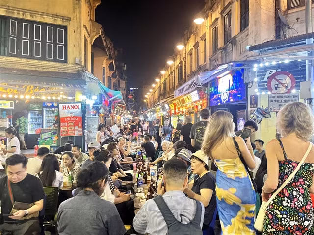 Foreign travelers savoring food and drinks in the historic Hà Nội Old Quarter in Hoàn Kiếm District. — VNS Photo Bồ Xuân Hiệp