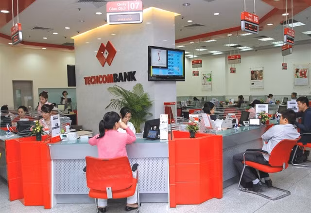 Customers make transactions at a Techcombank’s office in Hà Nội. Charter capital at the bank surged from more than VNĐ35.2 trillion to nearly VNĐ70.66 trillion. — Photo cafef.vn