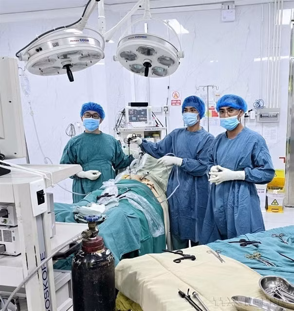 A doctor from the Obstetrics Department at Thuận An City Medical Centre (Bình Dương) successfully performed three complex surgeries in a single afternoon of October 2024, reaffirming the high professional standards of medical staff at district-level hospitals. VNA/VNS Photo