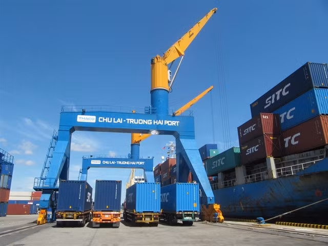 Cranes load containers at Chu Lai-Trường Hải Port in Quảng Nam Province. Automobile maker Thaco Group operates a berth in Chu Lai Port that handles cargo ships up to 50,000 DWT. — VNS Photo Công Thành