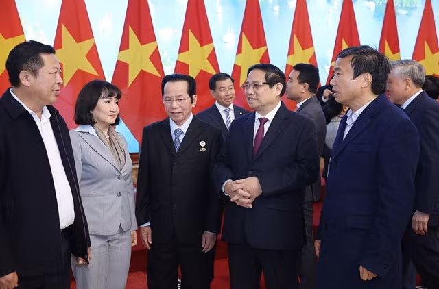 Prime Minister Phạm Minh Chính (second right) meets with key business leaders on Monday. — VNA/VNS Photo