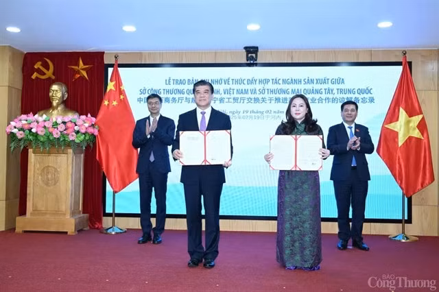Vietnamese Minister of Industry and Trade Nguyễn Hồng Diên (right) and Chen Gang, member of the Communist Party of China (CPC) Central Committee and Secretary of the Party Committee of the Guangxi Zhuang Autonomous Region (left) witnessed the signing of the MoU on enhancing industrial cooperation between Quảng Ninh province's Department of Industry and Trade, and the Guangxi Department of Commerce. — Photo from the Ministry of Trade and Industry