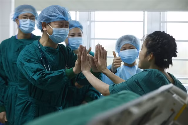 A 21-year-old Vietnamese woman made a miraculous recovery after a lung transplant at the National Lung Hospital in early 2024. The success of this surgery marks a significant achievement in Việt Nam’s health sector, bringing immense benefits to patients and the wider community. VNA/VNS Photo