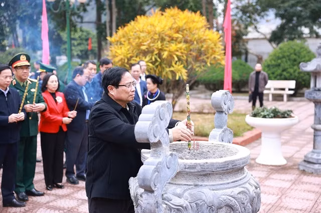 Prime Minister Phạm Minh Chính pays respect to late President Hồ Chí Minh in the Special National Historical Site of the 1950 Border Campaign Victory in Cao Bằng on Sunday. — VNA/VNS Photo Dương Giang