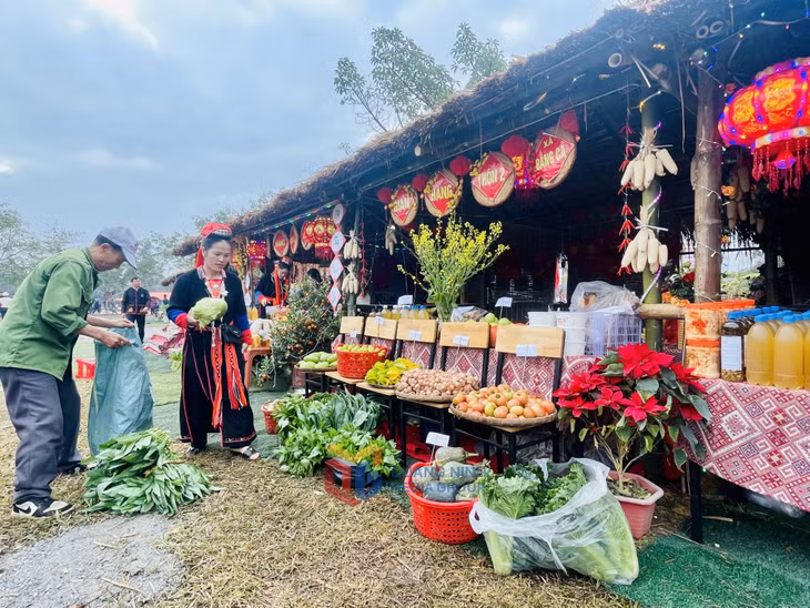 The stalls display and sell local agricultural products.