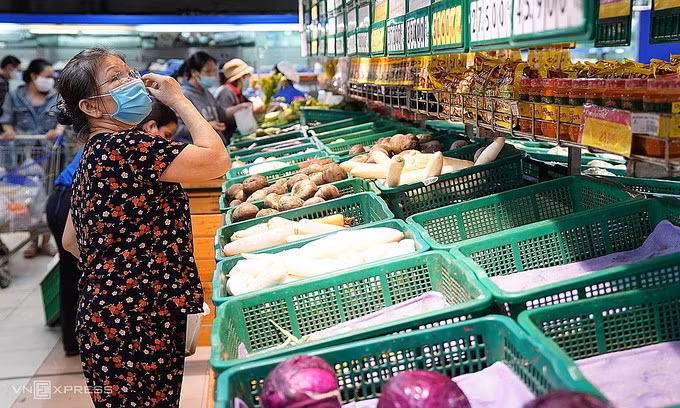 Vietnam unlikely to meet inflation target in 2022: economists