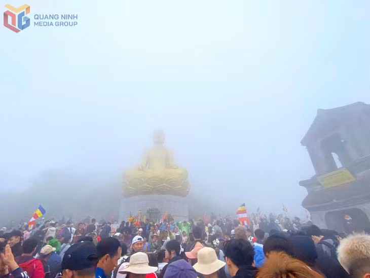 Thousands of residents and pilgrims gather at the foot of the statue of King-Buddha Tran Nhan Tong.