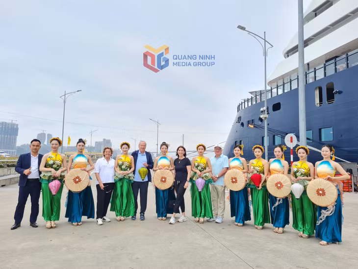 Visitors pose for souvenir photos with the performers.