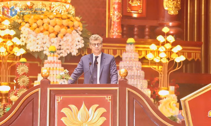 UNESCO Representative to Viet Nam Jonathan Wallace Baker speaks at the opening ceremony.