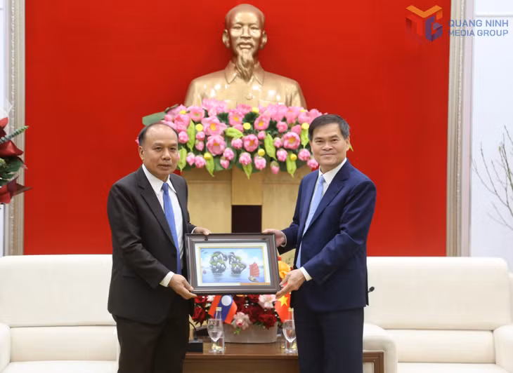 Quang Ninh’s Chairman Bui Van Khang presents a souvenir to Deputy Secretary of the Provincial Party Committee and Chairman of the Houaphanh Provincial People’s Committee Phonsouk Inthavong.