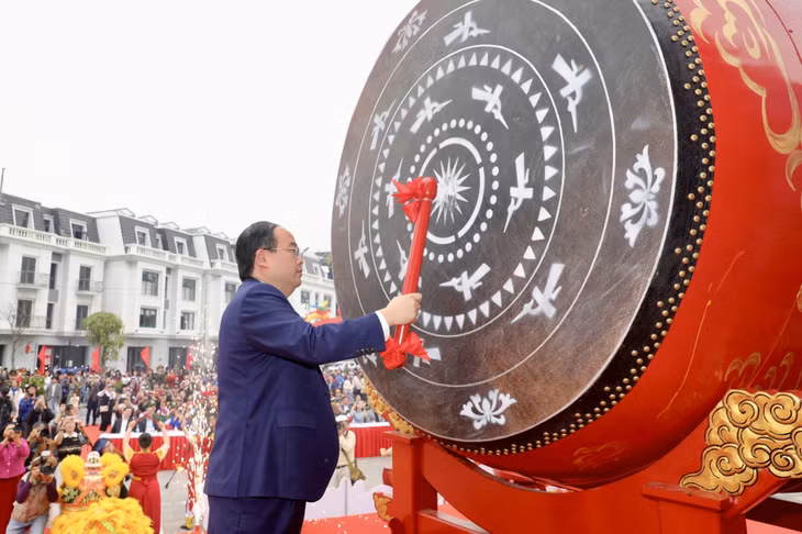 Quang Ninh Provincial Party Committee Secretary Quan Minh Cuong beats the ceremonial drum to mark the festival's opening