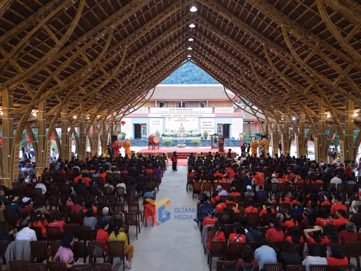 Nearly 2,000 monks, nuns, Buddhist followers, residents and visitors attend the opening ceremony of the Ngoa Van Spring Festival 2026.