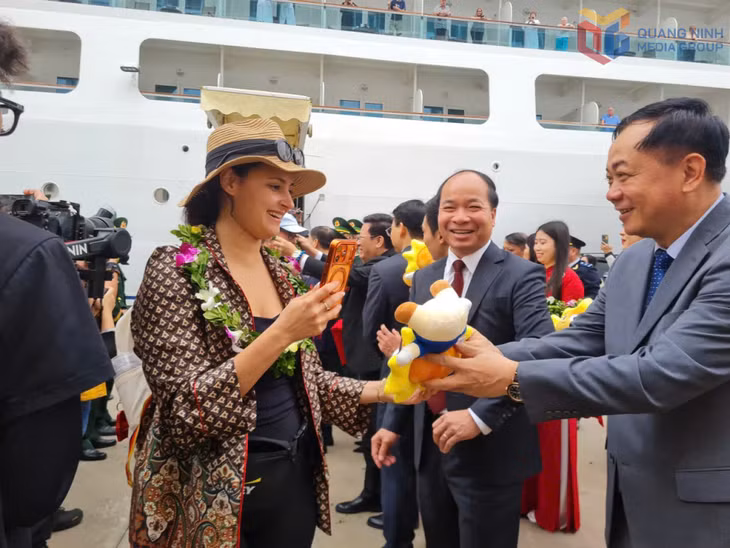 Leaders of provincial departemts and agencies present flowers and gifts to cruise passengers.