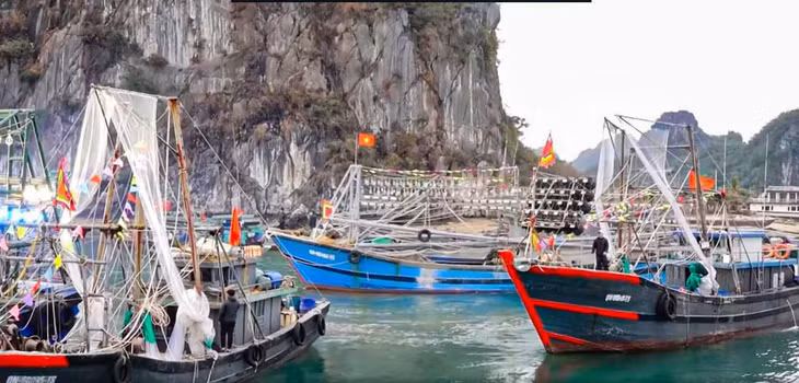 Fishing boats fly the national flag as they prepare to set sail, carrying hopes for a bountiful season and reaffirming the nation’s sacred maritime sovereignty.