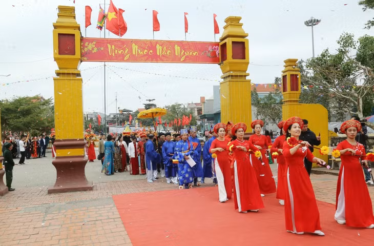 The Tien Cong Festival is known as a “people procession” festival, where descendants express filial piety and gratitude to their ancestors