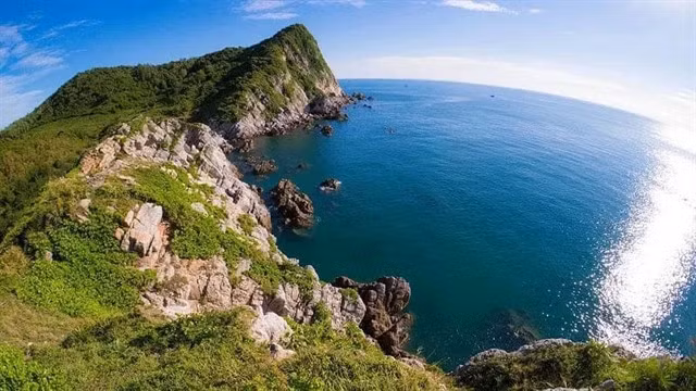 Eo Gió reveals sweeping views of the open sea and rugged mountains, where wind and waves meet. Photo courtesy of Angsana Quan Lạn