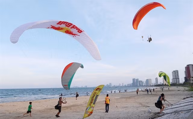 Tourists at a beach in Đà Nẵng City. —VNA/VNS Photo Kha Phạm