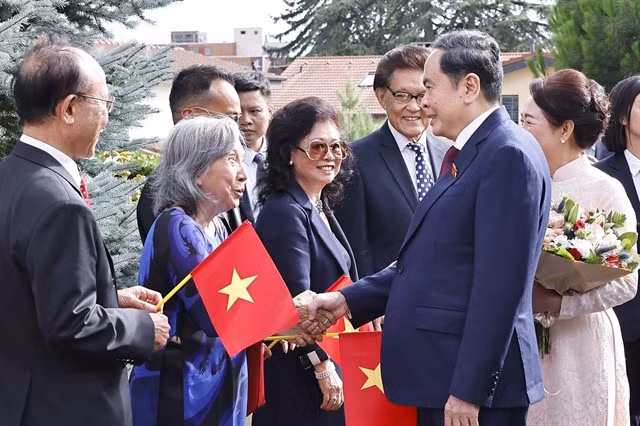 National Assembly Chairman Trần Thanh Mẫn and his spouse Nguyễn Thị Thanh Nga meet with staff from Vietnamese representative offices and members of the Vietnamese community in Switzerland on Sunday (local time) in Geneva.—VNA/VNS Photo Doãn Tấn