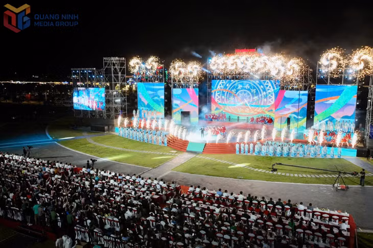 The program commenced with a powerful drum performance set to the song “Brilliant Sunrise,” performed by vocalists Dong Hung and Nguyen Ngoc Anh