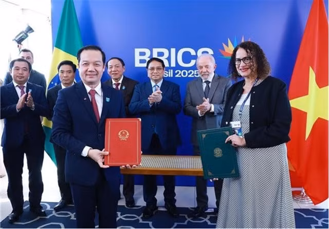 The two leaders witness the exchange of the MoU between the Vietnamese Ministry of Science and Technology and the Brazilian Ministry of Science, Technology and Innovation. — VNA/VNS Photo