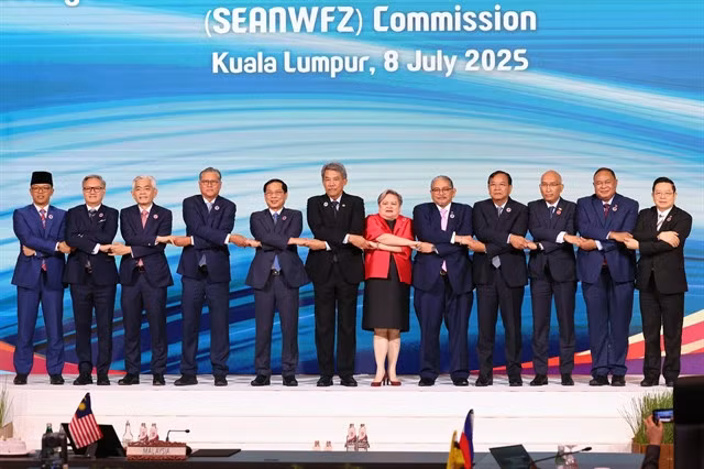 Deputy Prime Minister and Minister of Foreign Affairs Bùi Thanh Sơn with ASEAN foreign ministers at the Southeast Asia Nuclear Weapon-Free Zone (SEANWFZ) Commission meeting. VNA/VNS Photo