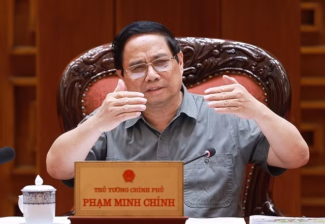 Prime Minister Phạm Minh Chính chairs a meeting with relevant ministries and agencies to direct them to construct schools and boarding facilities for students and teachers in land border communes across the country.—VNA/VNS Photo Dương GIang